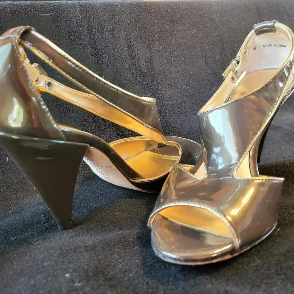 Patent leather metallic beige with gold trim 3 1/2 inch Ann Taylor heels size 6 - Picture 7 of 9